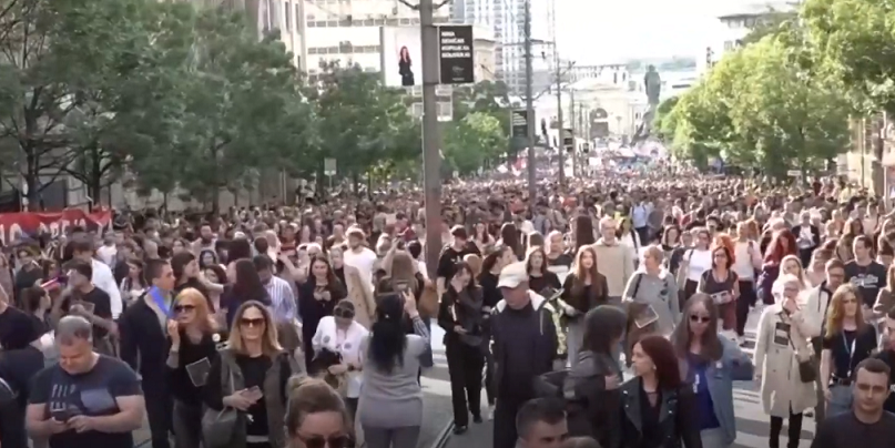 Tubimet në Serbi: Bllokohen 30 qytete, rrihen protestuesit (VIDEO)