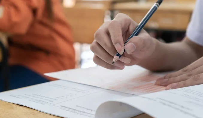27 mijë maturantë i nënshtrohen sot provimit të gjuhës së huaj në Shqipëri