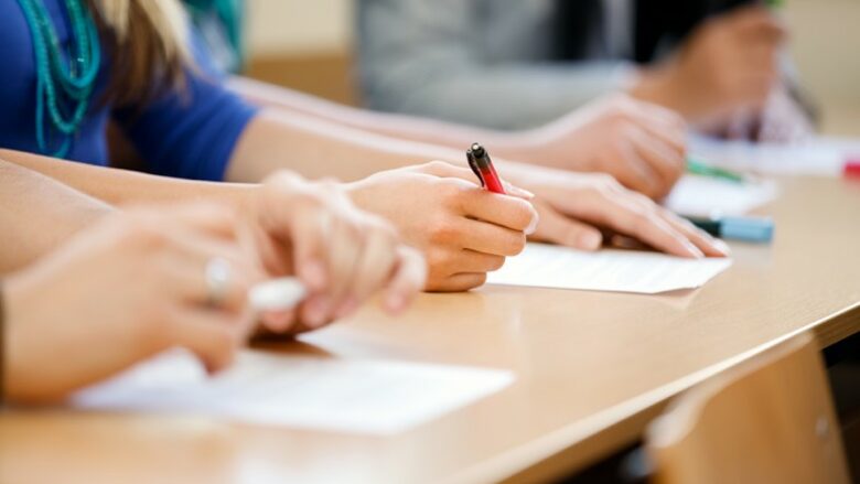 Mbi 19 mijë maturantë i nënshtrohen sot Testit të Maturës