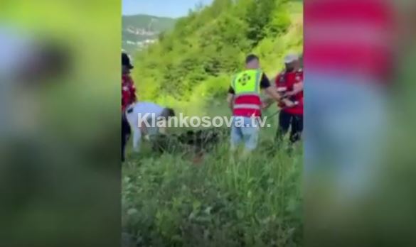 Tërhiqet trupi i pajetë i të riut që vdiq në vetaksidentin në autostradën "Arbën Xhaferi" (VIDEO)