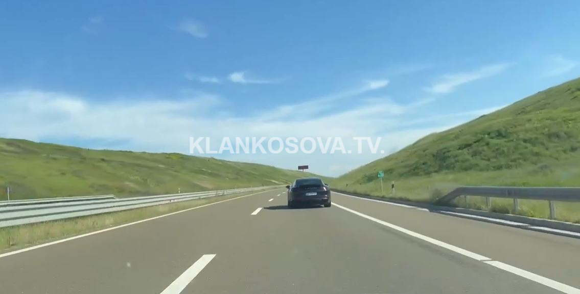 Shoferi fluturon me Porsche në autostradën "Arbën Xhaferri" (VIDEO)