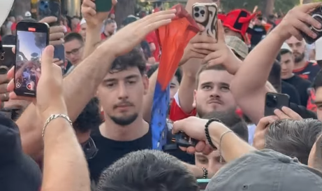 Digjet flamuri serb në Tiranë
