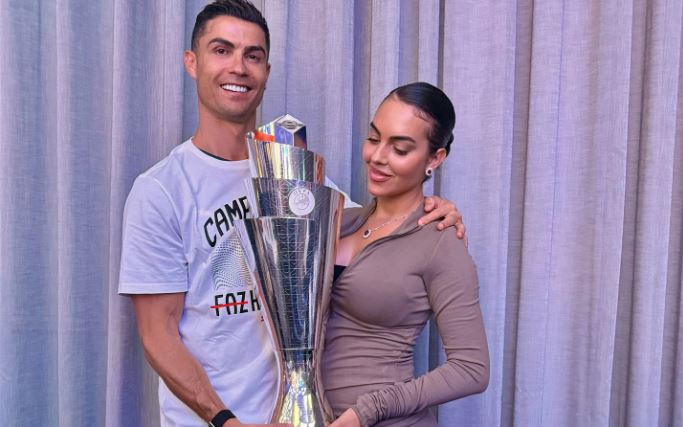 Cristiano Ronaldo pozon krah Georginës me trofeun e Ligës së Kombeve