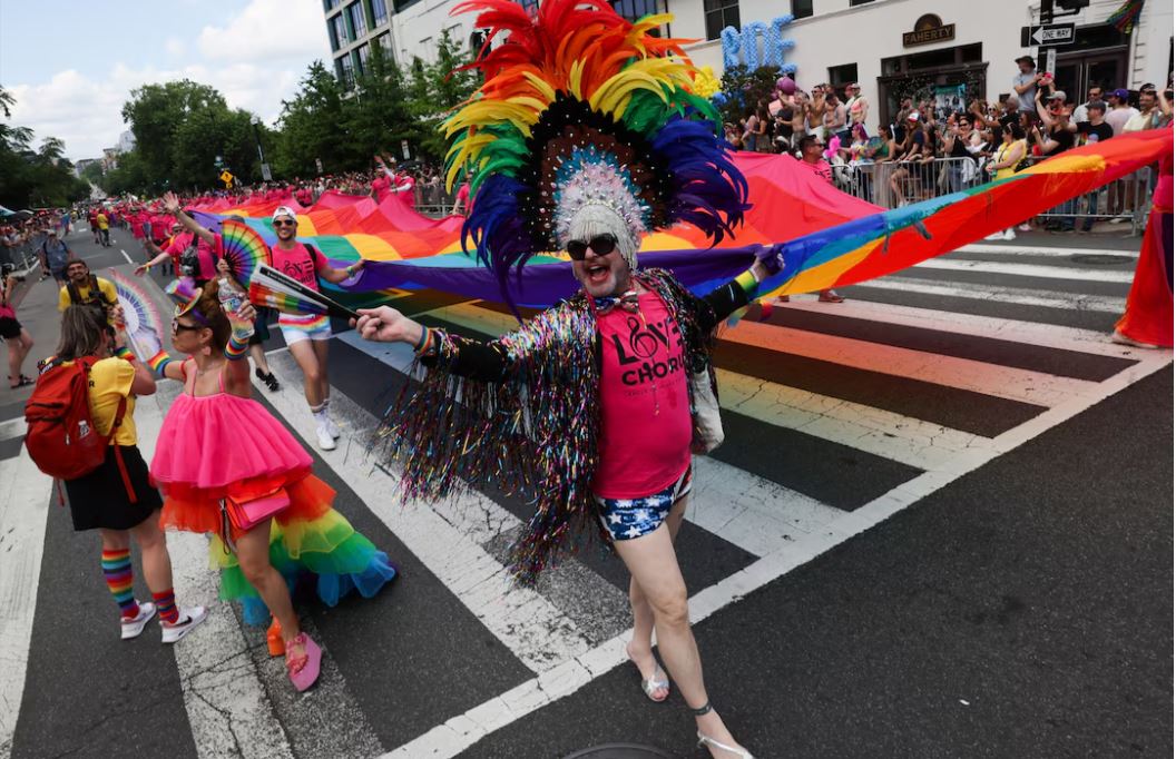 Pjesëmarrësit e "WorldPride" marshojnë nëpër Washington duke kundërshtar Trumpin