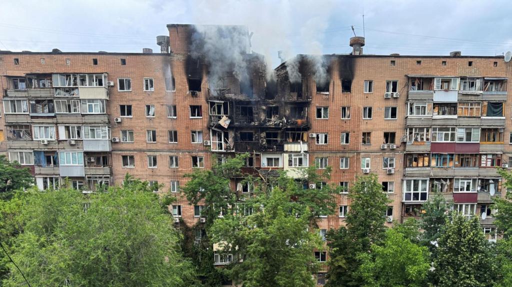 Katër të vrarë dhe disa të plagosur në sulmin masiv me dron rus në Kharkiv