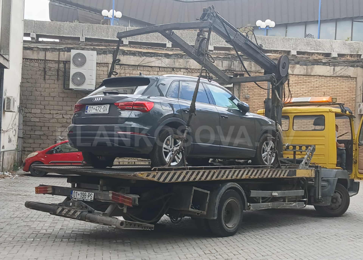 Komuna largon pa paralajmërim veturat te parkingjet e dy ndërtesave te Pallati i Rinisë