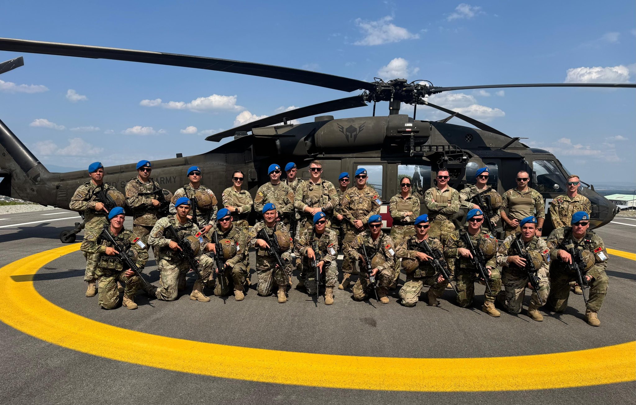Ushtarët shqiptarë të KFOR-it e kryejnë në Pejë stërvitjen "HELI MEDEVAC"