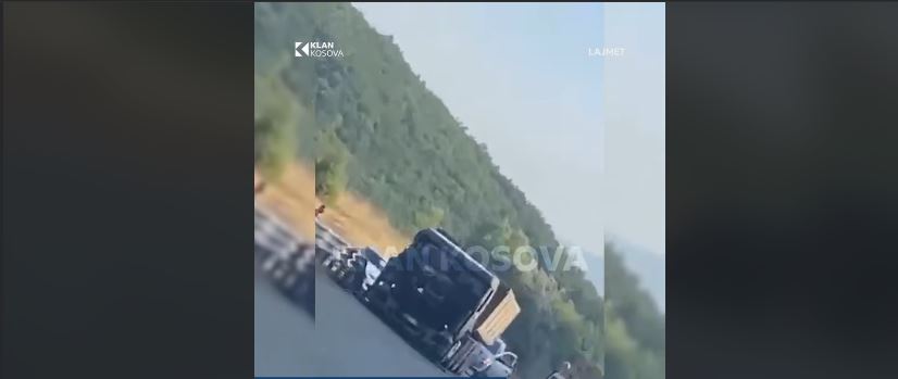 Shuhet zjarri që shpërtheu në një kamion në autostradën "Ibrahim Rugova" (VIDEO)