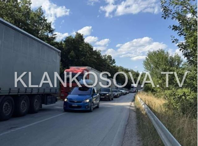 Qytetari ankohet për kolona të gjata në hyrje të Merdarës (FOTO)