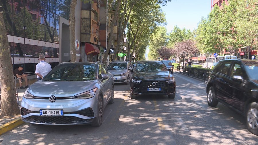 Nga gjobë në burgim, “parkimi dysh” do ndëshkohet deri në 3 vjet në Shqipëri