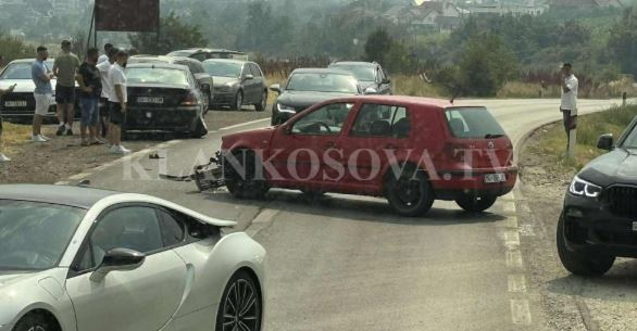 Aksident në hyrje të Suharekës, të përfshira së paku dy vetura
