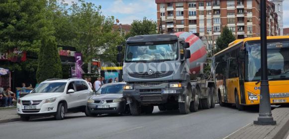 Përplasen dy vetura dhe një kamion në Prishtinë, bllokohet rruga
