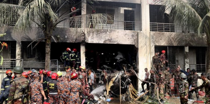 Rrëzohet avioni mbi një shkollë në Bangladesh, 19 të vdekur