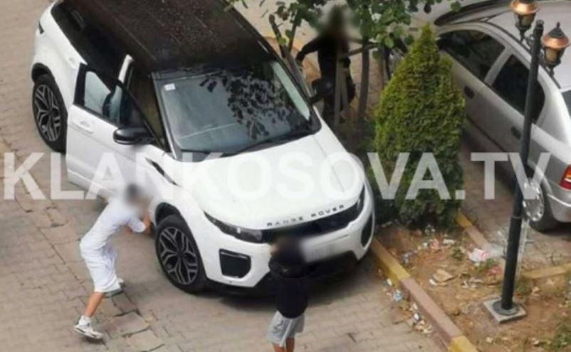 Disa fëmijë kapen duke hapur në rrethana të dyshimta dyer automjetesh në Fushë Kosovë?! (FOTO)