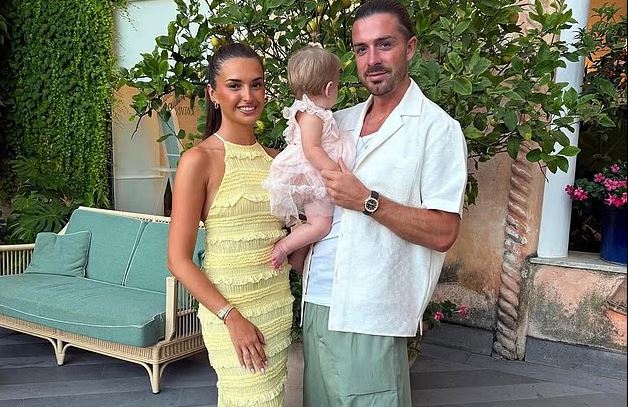 E dashura e Jack Grealish ndan fotografinë e rrallë të familjes - pozojnë me vajzën 9 muajshe