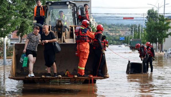 30 të vdekur në Pekin nga shirat e rrëmbyeshëm e përmbytjet