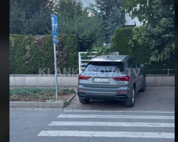 Në Prishtinë, qytetari “rehaton” veturën në trotuar në drejtim të vijave të bardha
