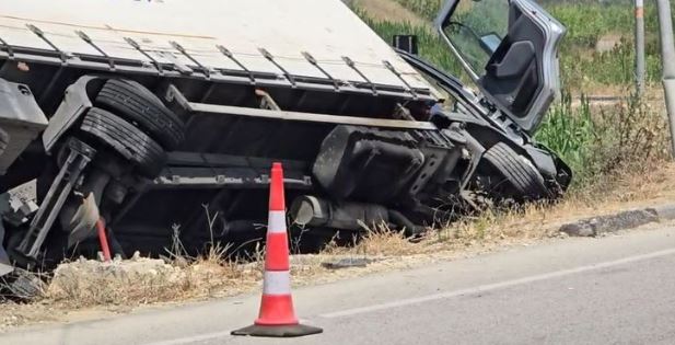 Aksidentohet kamioni në Prishtinë, lëndohen shoferi dhe tre pasagjerët