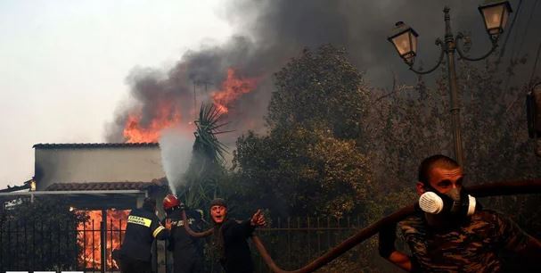 Zjarret shpërthejnë edhe në Greqi, të nxehtit përvëlues vazhdon