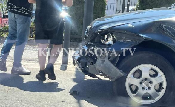 Aksident ndërmjet tri veturave në qendër të Pejës, policia në vendin e ngjarjes