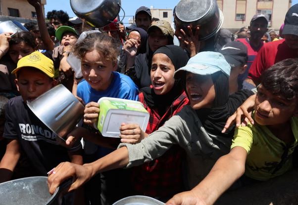 Papa dënon “barbarinë” e luftës në Gaza, pasi 73 persona u vranë derisa po prisnin për ushqim