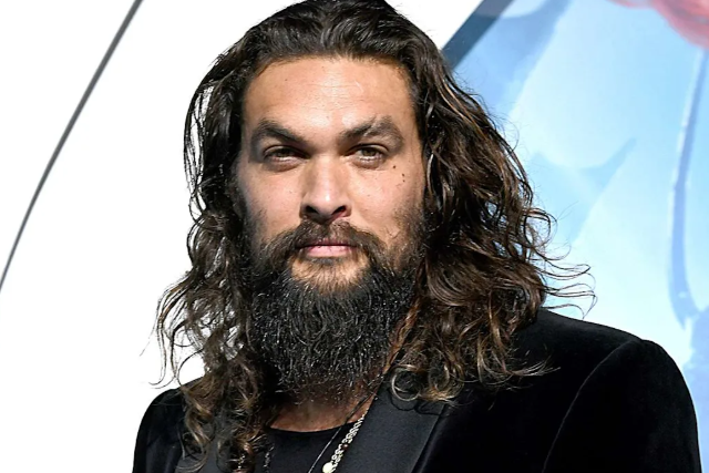 Erdhi momenti, Jason Momoa rruhet pas gjashtë vjetësh (VIDEO)