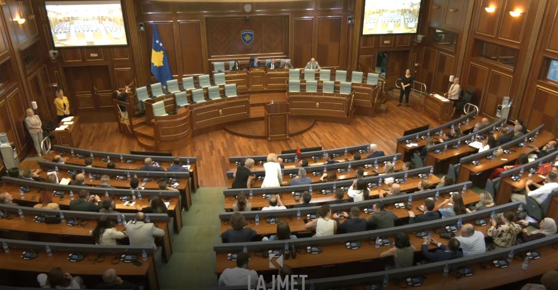 Përpjekjet e fundit, deputetët, dështuan ditën - mblidhen natën (VIDEO)
