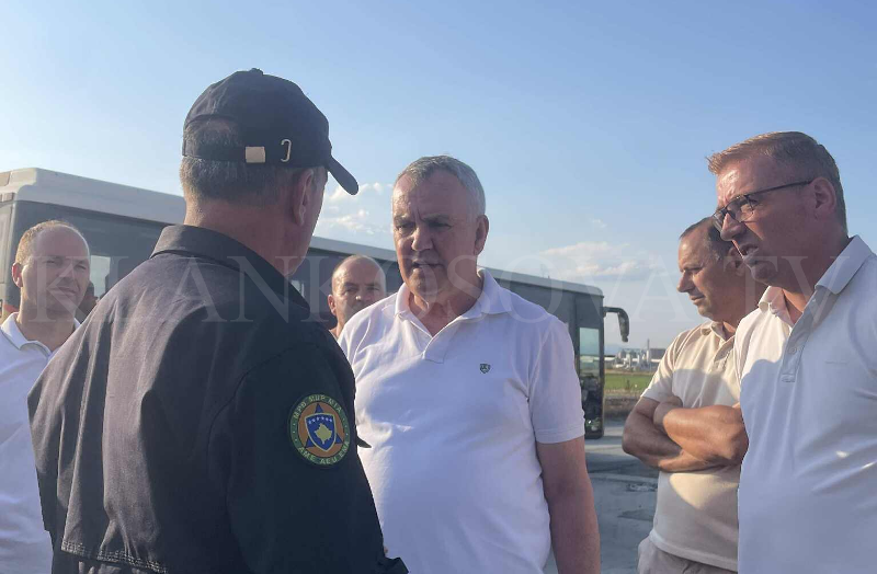 Kryetari i Lipjanit viziton nga afër depon që u përfshi nga zjarri