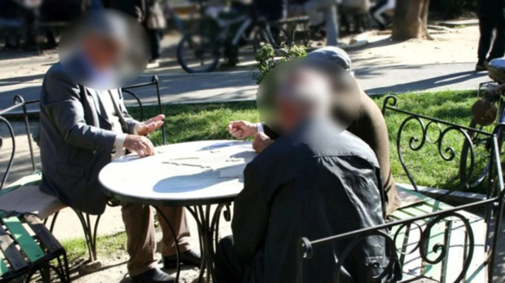 Plagosi 70-vjeçarin për lojën domino, arrestohet i moshuari në Durrës