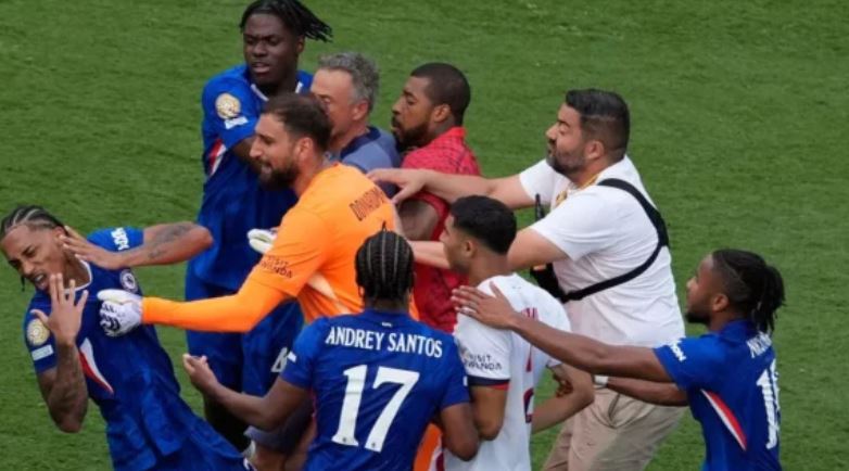 E turpshme: Luis Enrique tentoi ta godas Joao Pedron e Chelseat (VIDEO)