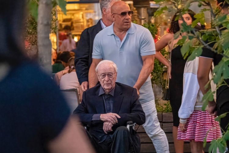 Michael Caine në karrocë, miku i tij Vin Diesel e shoqëron