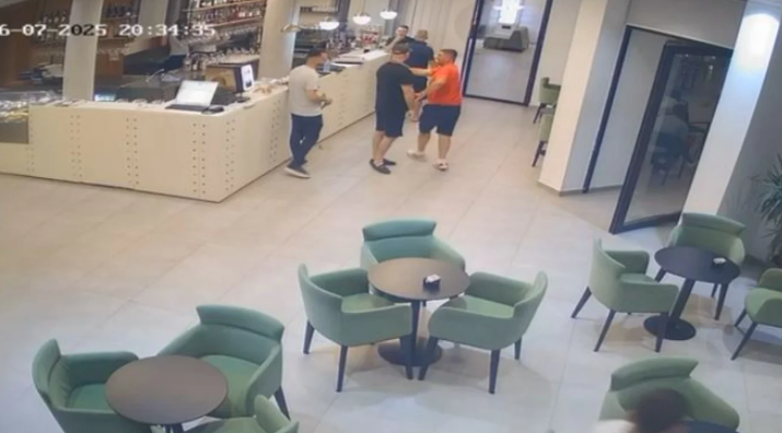 Pezullohet nga detyra polici që rrahu kamarierin në Vlorë
