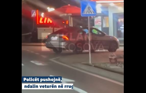 Policët pushojnë, ndalin veturën në rrugë (VIDEO)