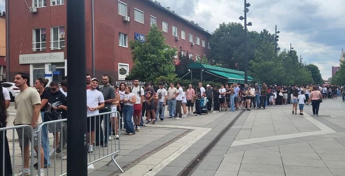 Qindra adhurues të “Sunny Hill” po presin në radhë për t'u pajisur me shiritin hyrës