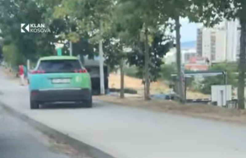 Veturat pushtojnë trotuarin për t’i ikur trafikut në Prishtinë (VIDEO)