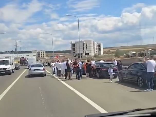 Dasmorët ‘bllokojnë’ rrugën dhe ia hedhin valles në Mazgit, në dalje të autostradës (VIDEO)