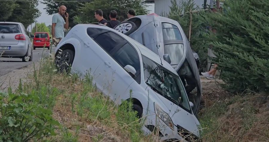 Përplasen dy automjete në aksin Fier–Berat, përfundojnë në kanal