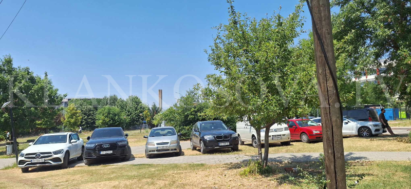 Veturat bllokojnë hapësirën e gjelbër pranë Infektivës në QKUK (FOTO)