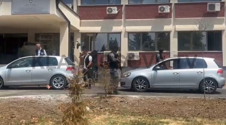 Katër të arrestuar nga bastisjet në agjencitë shtetërore (VIDEO)