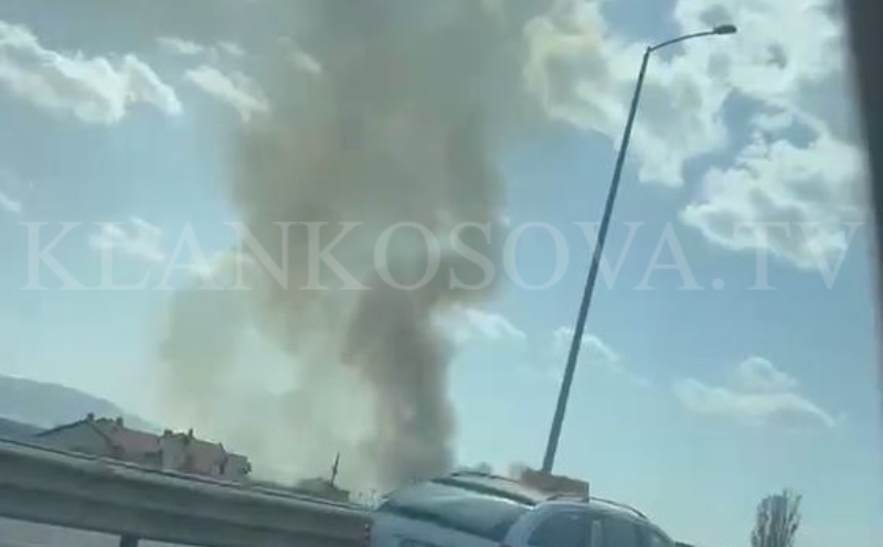 Zjarr afër një pompe derivatesh në Uglar (VIDEO)