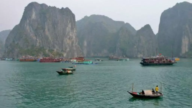 Të paktën 27 të vdekur pas përmbytjes së një anijeje turistike në Vietnam