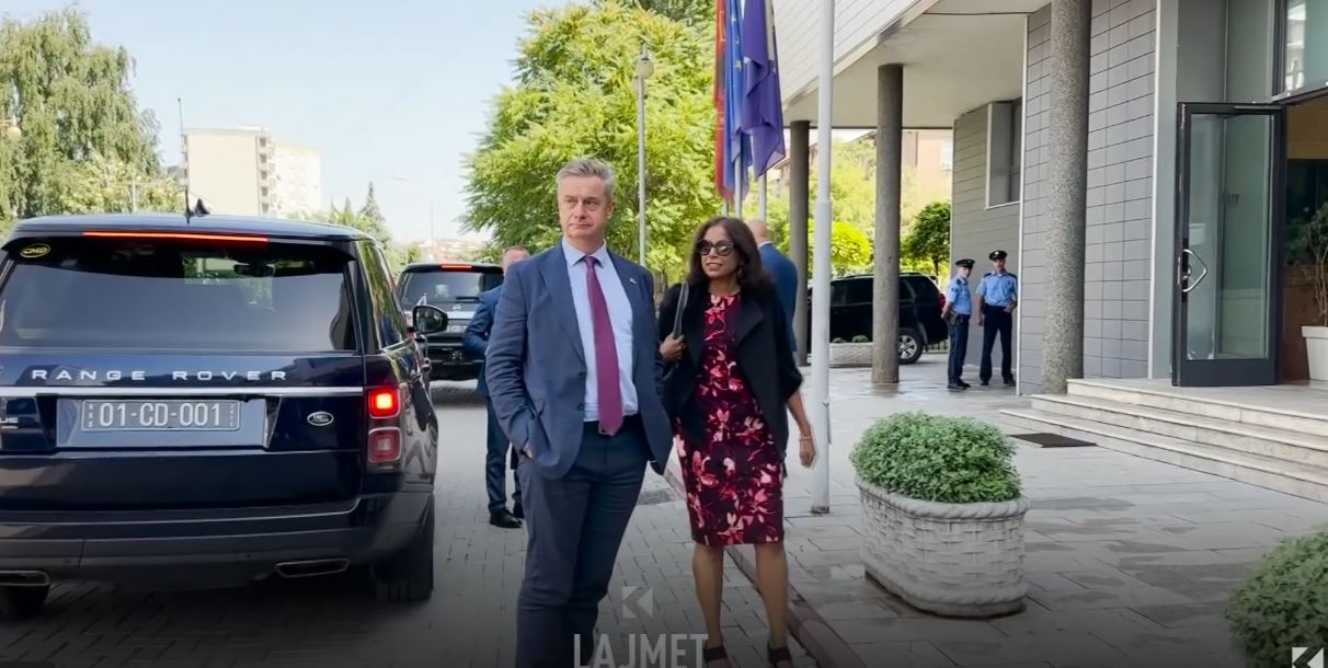 Kuvendarët kartonkuqë, deputetët nuk skuqen as nga ambasadorët (VIDEO)