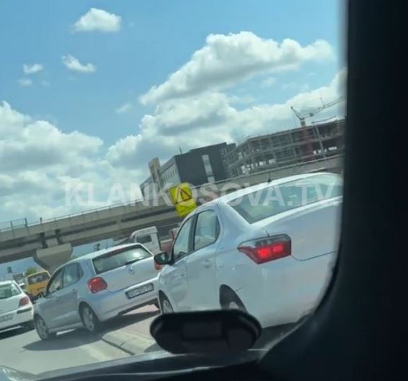 Shoferët rrezikojnë trafikun duke vozitur në shiritin e biçikletave (VIDEO)