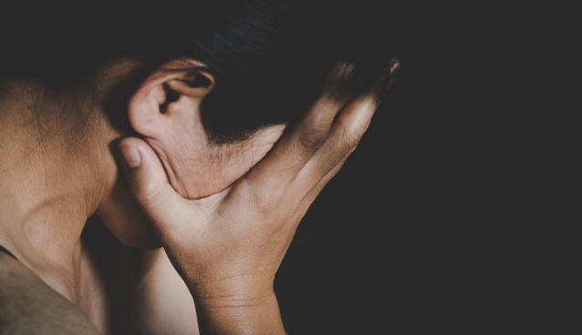 Refuzoi t’i përdorte barnat për qetësim, vajza bëhet agresive dhe sulmon nënën