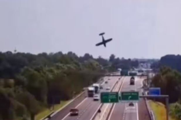 Aeroplani i vogël rrëzohet në autostradë në Itali, vdesin dy persona