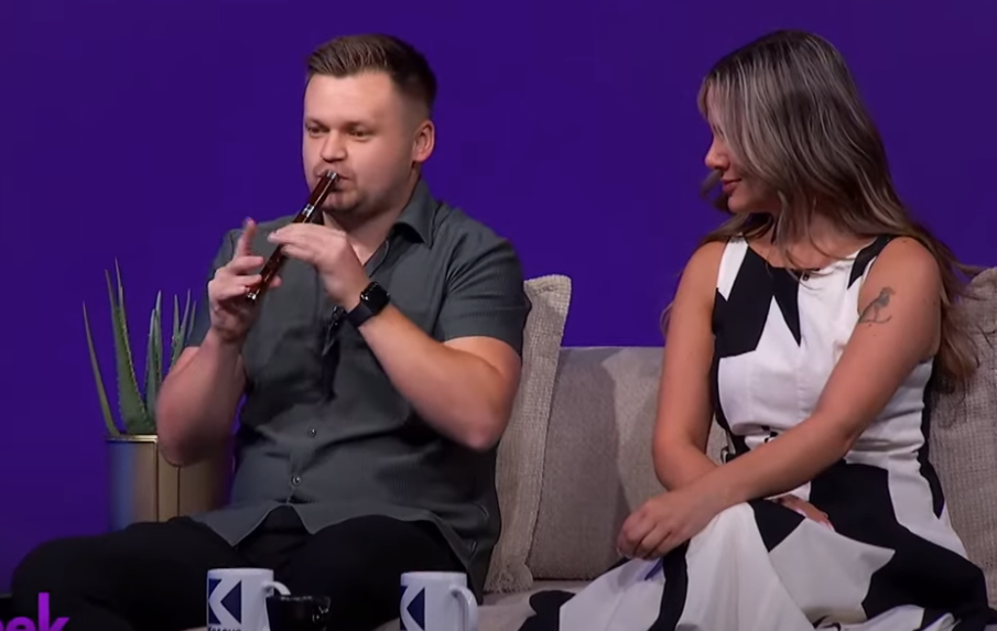 'Xhamadani Kuq e Zi’ shfaq emocione në studio - Majlinda dhe Genti habisin ndërkombëtarët (VIDEO)