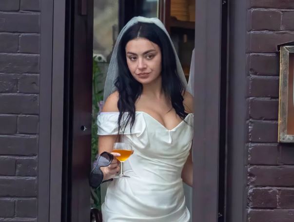Martohet zyrtarisht Charli XCX