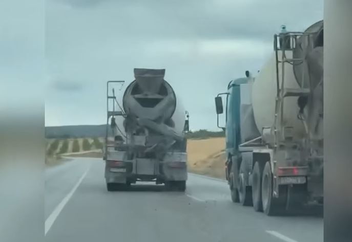 Sasi betoni bie nga kamioni në rrugën Prizren–Shtime (VIDEO)