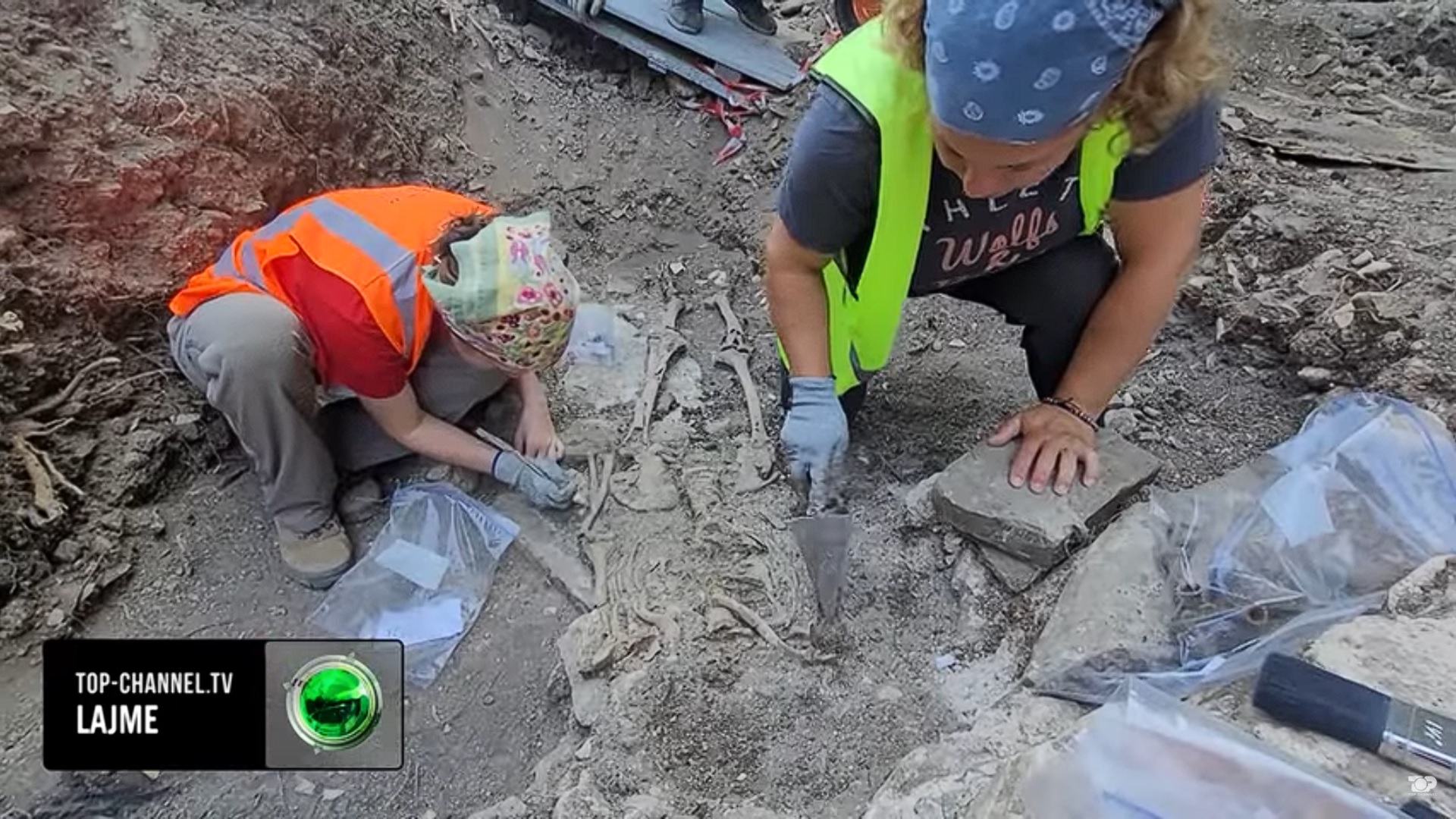 Zbulime arkeologjike në Kalanë e Gjirokastrës: Gjendet skeleti i një kalorësi dhe kalit të tij