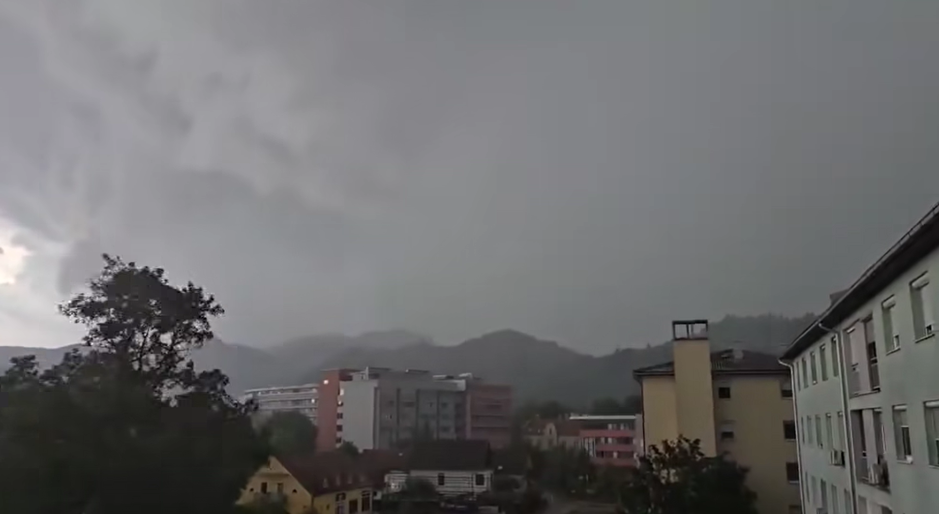 Stuhi të forta në Slloveni, mijëra njerëz mbeten pa energji elektrike (VIDEO)
